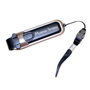 Clé USB en cuir personnalisée avec son attache