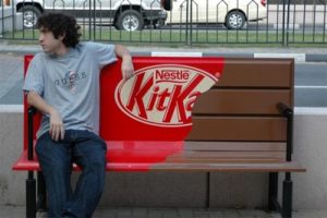 opération street marketing banc KitKat
